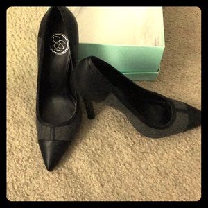 Black/felt grey pumps